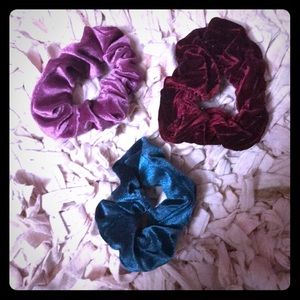 3 matalic scrunchies